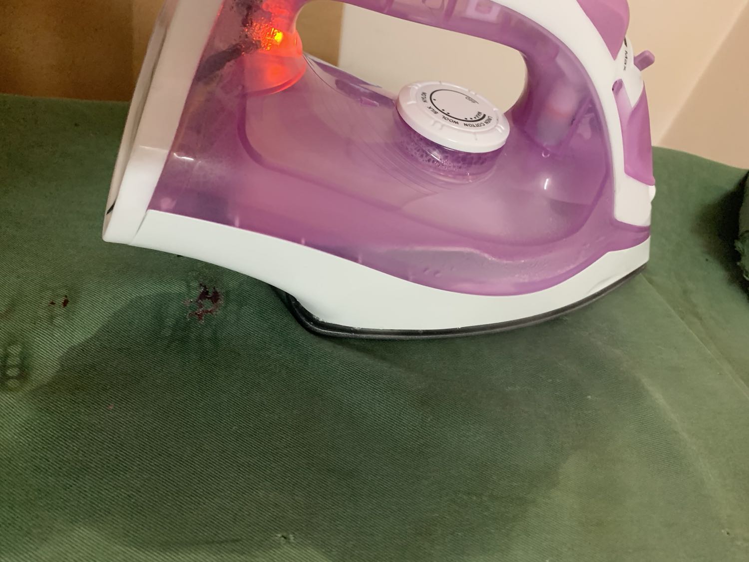 Bàn ủi chảy nước ra quá nhiều, tôi muốn đổi lại cái khác