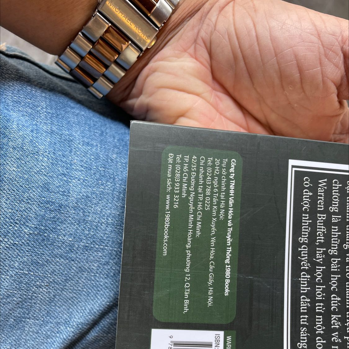 Sách thật. Giấy giống các loại sáh hay mua. Mực đều nét đều màu. Cạnh đóng xén chuẩn. Sách cũng chưa xịn lắm vì cầm tay còn có cảm giác. Ổn và rẻ hơn nhà sách ngoài vẫn được đọc sách thật. Nhà sách 1980 Books 👍