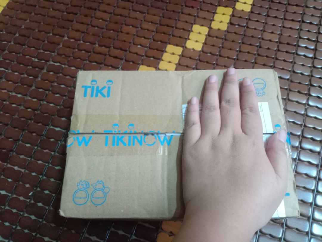 Tiki gói hàng không được kỹ cho lắm, nên có một lớp bọc chống sốc hoặc có thêm nhiều bọc vụn giấy vụn lót xung quanh, nếu chỉ bỏ sách vào hộp cartoon như vầy thì vận chuyển xa hộp sẽ dễ bị móp và hỏng sách mất.
Tiki giao hàng cực kỳ nhanh luôn, vừa đặt sách hôm chiều thứ 6 thì sáng thứ 7 đã cầm được sách trên tay rồi.
Mình chưa đọc sách nên chưa biết nội dung thế nào nhưng bìa sách cực kỳ xinh xắn luôn. Mình cảm nhận đây sẽ là một cuốn sách hay và cực kỳ tình cảm luôn.
Nói chung thì cảm nhận là vẫn tuyệt vời nhaaa Tiki gói hàng không được kỹ cho lắm, nên có một lớp bọc chống sốc hoặc có thêm nhiều bọc vụn giấy vụn lót xung quanh, nếu chỉ bỏ sách vào hộp cartoon như vầy thì vận chuyển xa hộp sẽ dễ bị móp và hỏng sách mất.
Tiki giao hàng cực kỳ nhanh luôn, vừa đặt sách hôm chiều thứ 6 thì sáng thứ 7 đã cầm được sách trên tay rồi.
Mình chưa đọc sách nên chưa biết nội dung thế nào nhưng bìa sách cực kỳ xinh xắn luôn. Mình cảm nhận đây sẽ là một cuốn sách hay và cực kỳ tình cảm luôn.
Nói chung thì cảm nhận là vẫn tuyệt vời nhaaa
