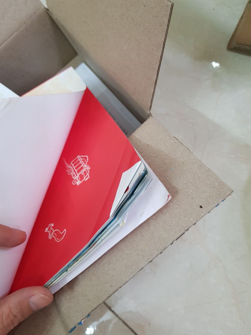 mình mua sách mới mà tiki lại giao sách cũ. nhìn như này mọi người đủ hiểu là sách cũ đã được đọc rất nhiều lần, nhàu nát, cũ. có lẽ mình nên dẹp việc mua sách online lại từ đây.