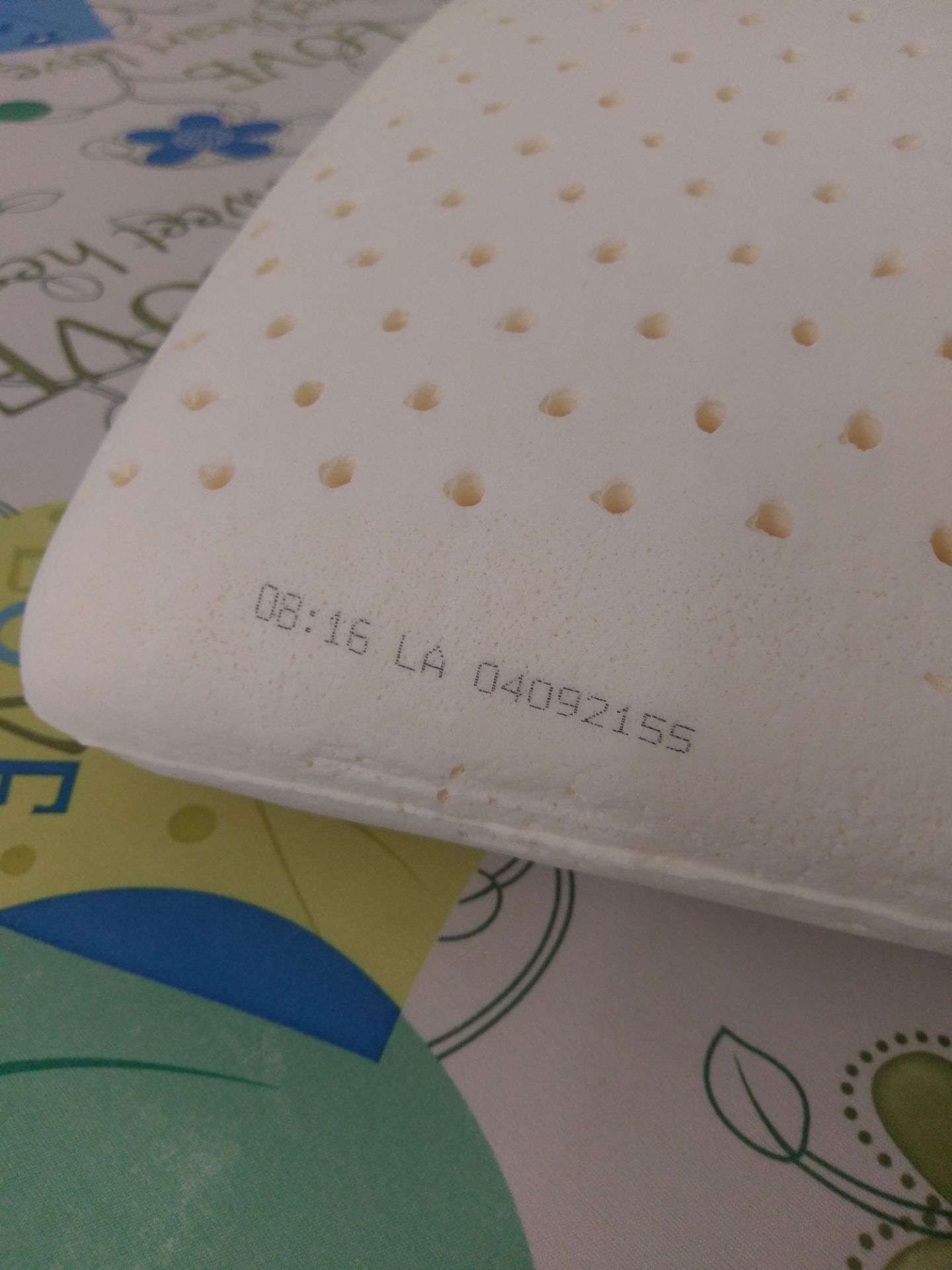 Sản phẩm như hình. size đúng như giới thiệu về sản phẩm. được gói trong túi bóng có tay xách có in sdt tổng đài miễn phí cước nữa nhé !
   Ruột gối Có chữ LIÊN Á in nổi rất rõ ràng + mã sản phẩm in mực đen có chữ LA nữa nha mọi người. bên ngoài sản phẩm thì không kèm tờ rơi chi tiết gì cả. có kèm áo loại thun mỏng cho ruột gối màu kem kem cam cam. có gắn mac của Liên Á . có 1 vài chỗ bị Nổ nhưng chấp nhận được. Mình có liên hệ lên Tổng đài Liên Á để kiểm tra. đúng hàng chính hãng. 
  Gối Nằm rất êm, không thua của Kymdan. Giá rẻ hơn rất nhiều. Sẽ ủng hộ tiếp sản phẩm.
  Xin cảm ơn tiki và nhà cung cấp !