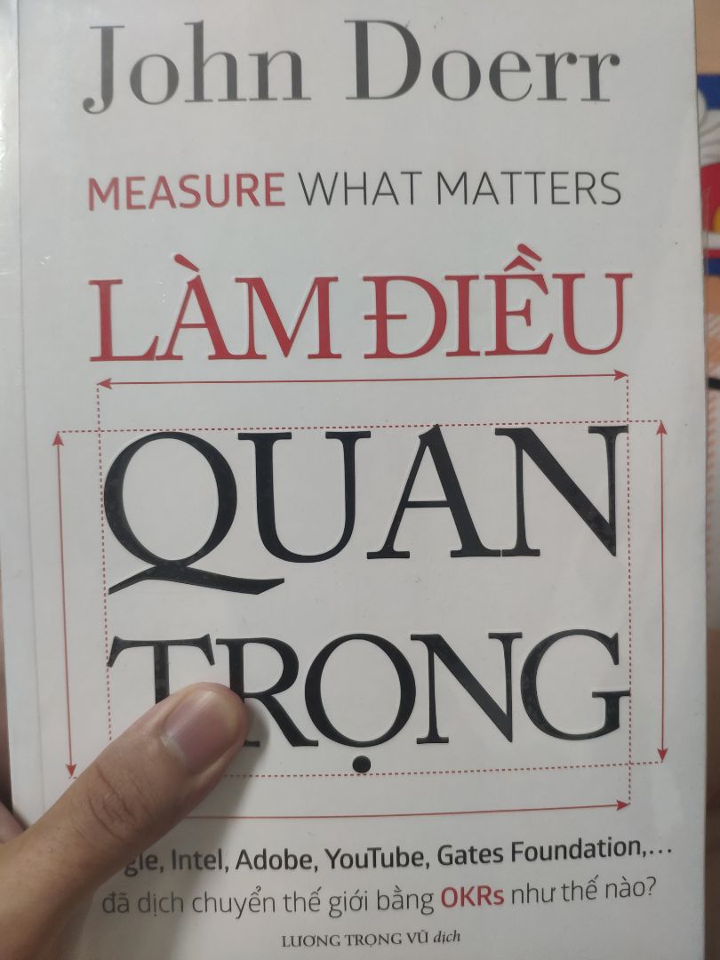 Sách nguyên seal đẹp khỏi chê. Cũng khá dày bàn về việc tập trung vào những gì quan trọng nhất với công ty, giúp công ty đạt được mục tiêu lớn lao, hướng về tầm nhìn và sứ mạng chung. Rèn luyện tính kỷ luật, truyền đạt mục tiêu chính xác, thiết lập những chỉ số đo lường quá trình thực hiện và tập trung nỗ lực.