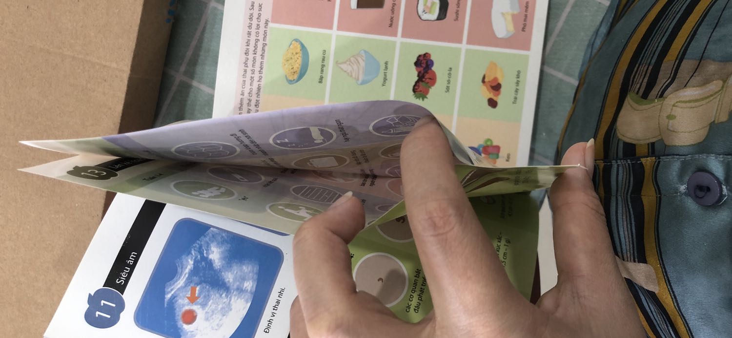 shop bán sách cũ , bị thấm nước cho tôi hả? sao dính hết vầy , đọc thế nào???