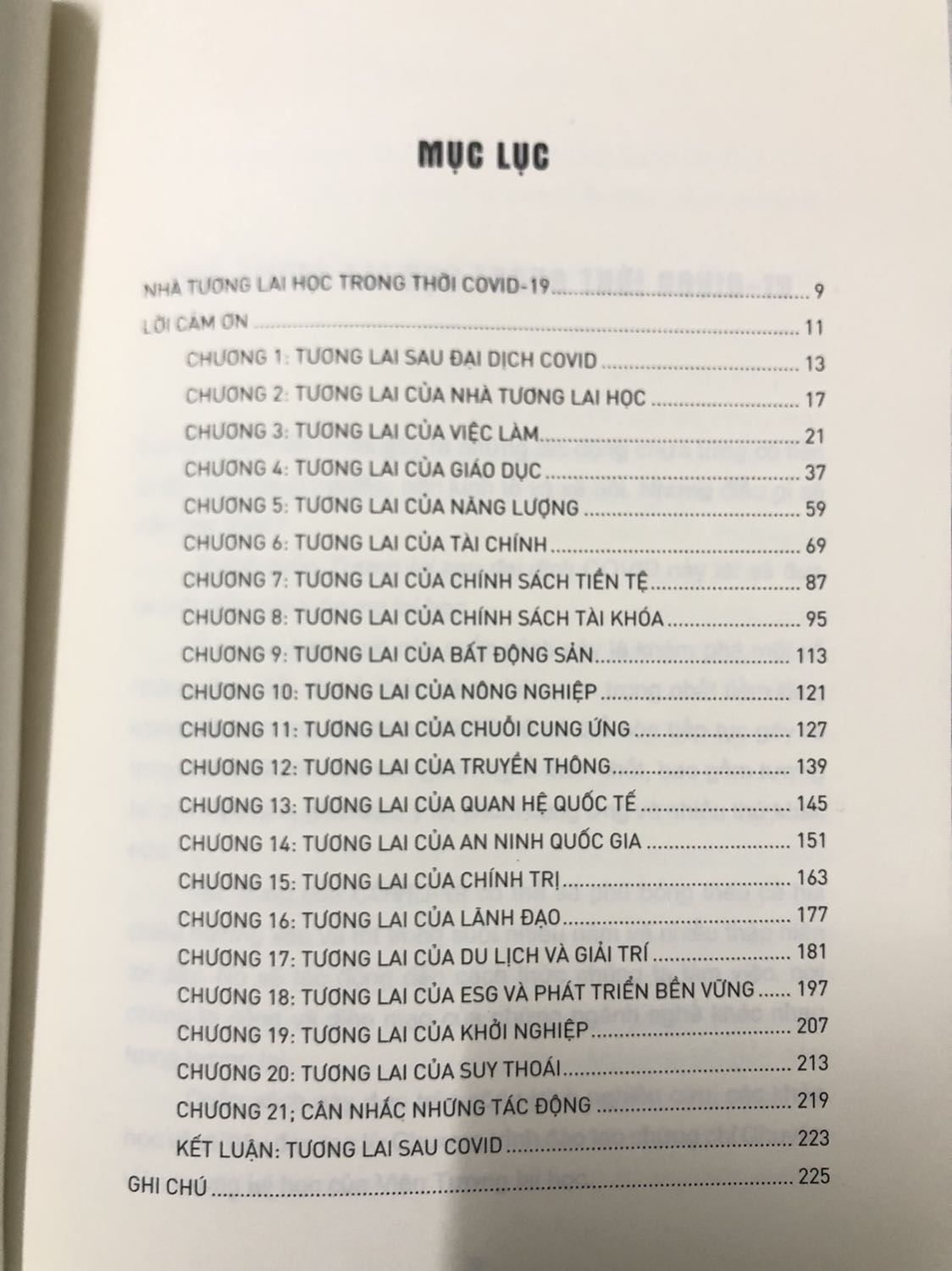 Nội dung sách phân tích, dự đoán về các vấn đề xã hội cũng như kinh tế sau dịch Covid. Sách xuất bản năm 2020 nên nếu đọc ngay thời điểm bây giờ thì có thể đánh giá được những dự đoán của tác giả ngay thời điểm viết sách có đúng không. Phần lớn sự phân tích, đánh giá và ví dụ đều dựa trên cơ sở nền kinh tế hay chính trị của nước Mỹ nên nội dung không được bao quát cho lắm.