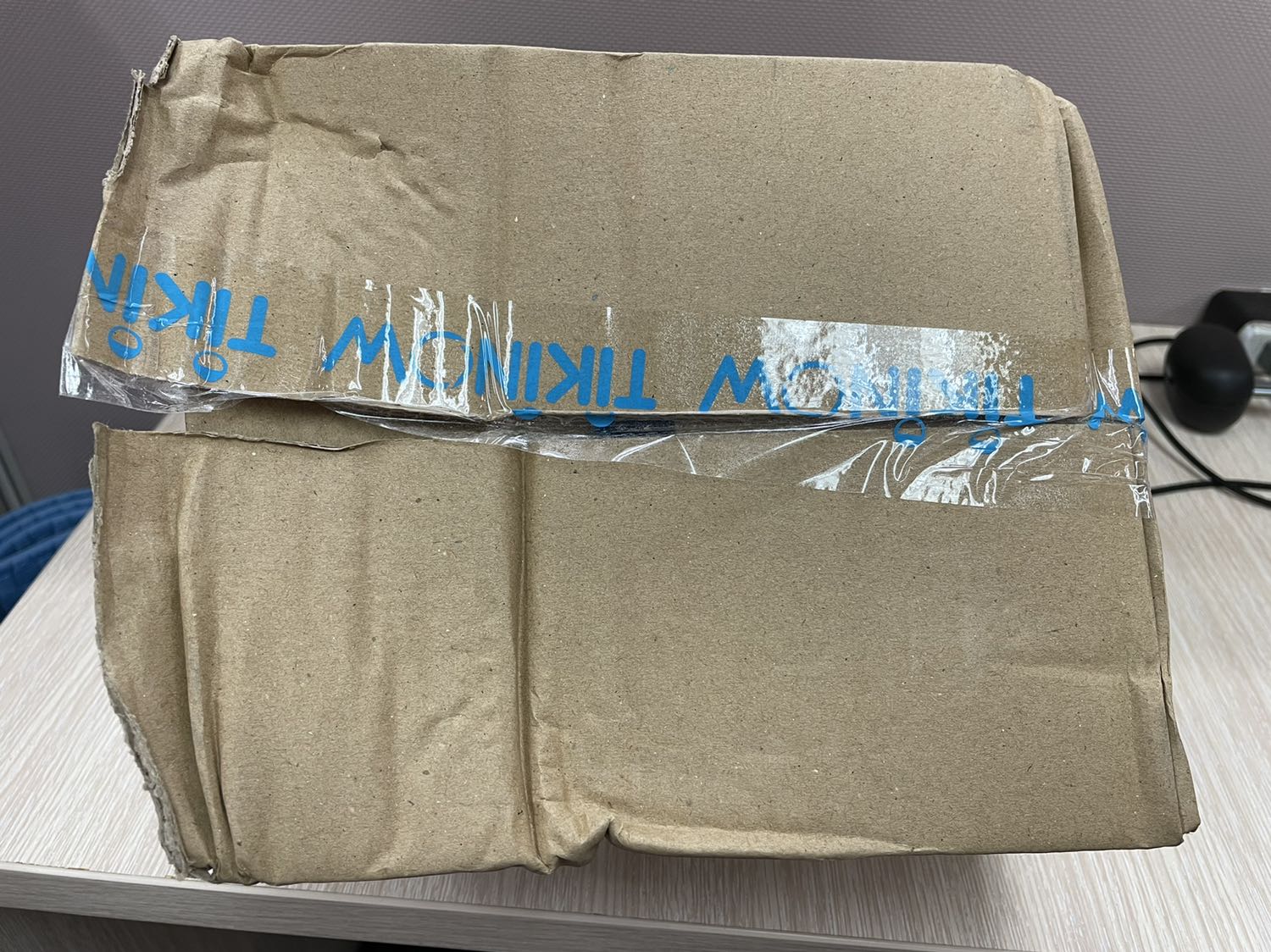 Hàng vận chuyển bị móp méo, ko còn nguyên vẹn. Đơn vị vận chuyển ko cẩn thận. May hàng bên trong có hộp bọc nên ko bị ảnh hưởng nhiều. Nhìn chung ko hài lòng về đơn này vì bên vận chuyển