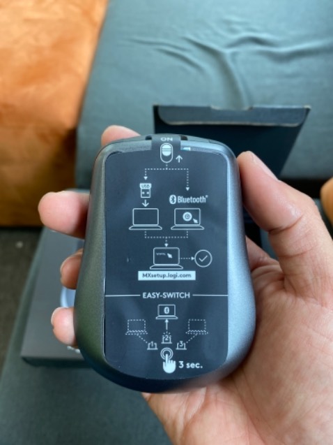 sản phẩm chính hãng, cảm giác nhẹ hơn đời 2, nút cuộn chỉ có 1 chế độ lăn, độ nhạy và mượt thì không cần bàn cãi về chất lượng của Logitech, tóm lại khá hài lòng...