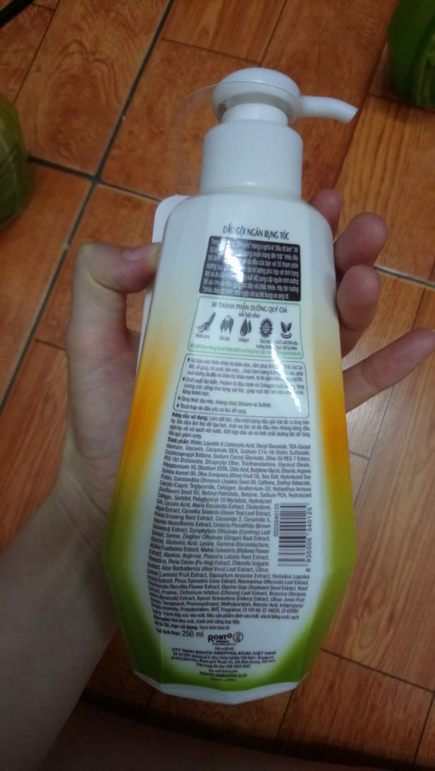 Mùi thơm dễ chịu lắm, mình gội đc 2 lần thì chấm được mùi thơm, tóc thì chưa có đỡ rụng lắm do chưa quen, gội xong tóc hơi khô phải xả dầu xả thêm mới ổn.
Nói chung chấm 5 sao trước cho phần giao hàng và mùi thơm, còn lại để mình gội hết coi giảm rụng tóc ko rồi sẽ ủng hộ.
Cám ơn Tiki nhé ?