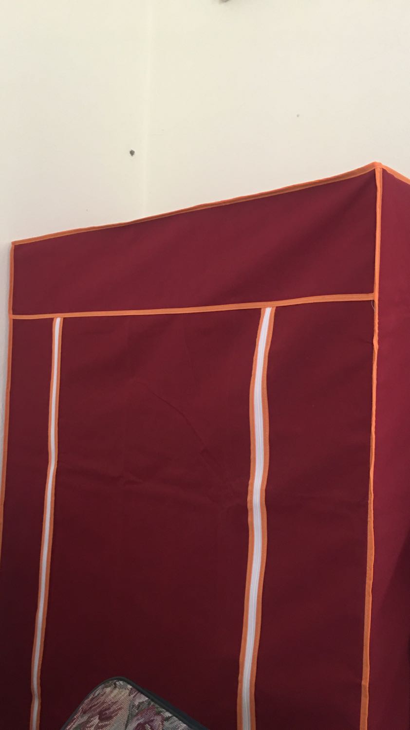 Đầu tiên là rẻ ạ, dù rẻ vậy nhưng khá chắc chắn, vải cũng khá dầy dặn chứ không mỏng lắm! Mình nghĩ phù hợp với sinh viên dùng mấy năm, còn thời gian sử dụng thế nào mình chưa trải nghiệm!
Lắp cũng khá đơn giản ạ, mình con gái lắp khoảng 45 phút!