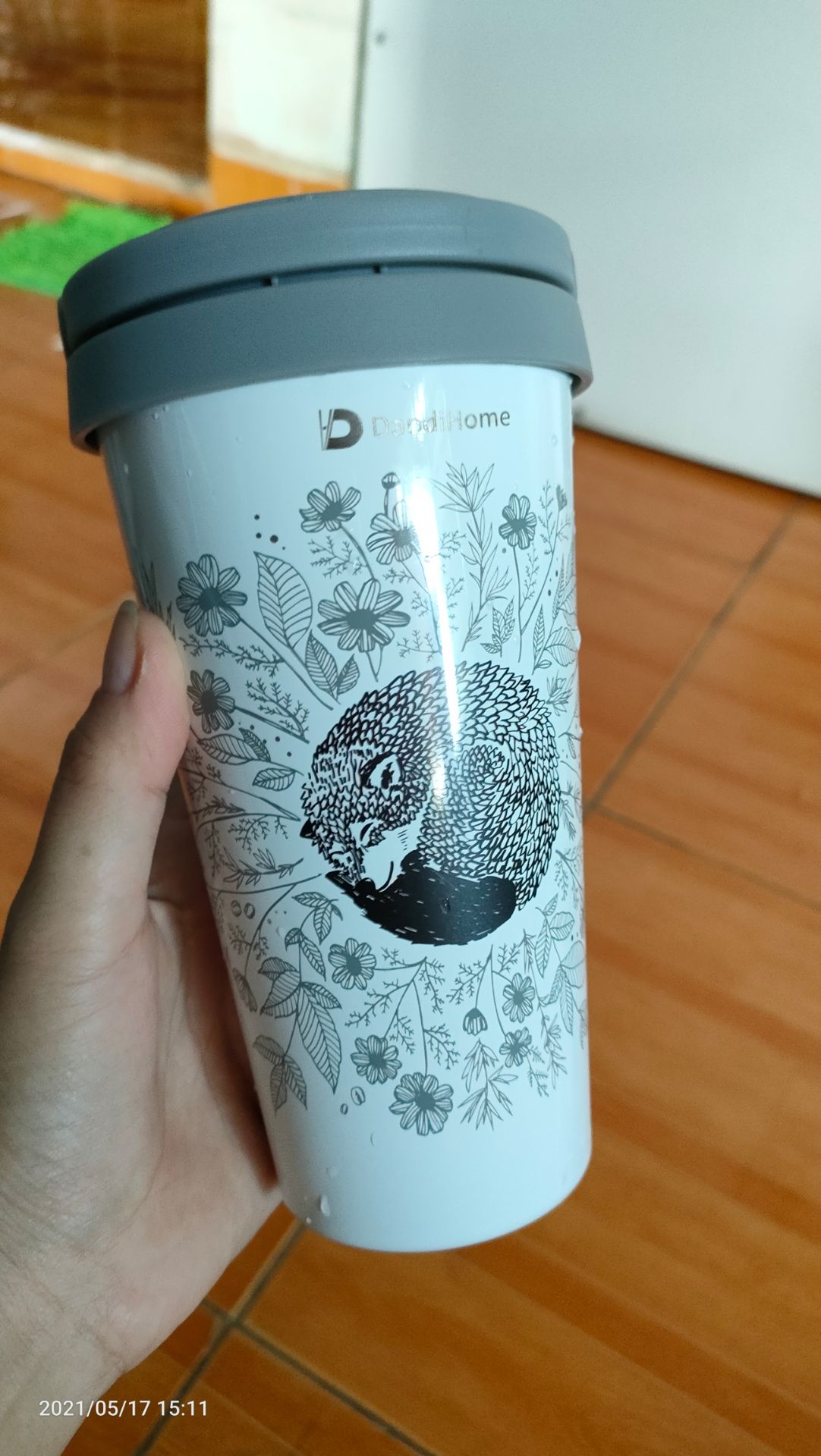 Thực sự rất đẹp luôn. Sản phẩm y như mô tả. Kích cỡ vừa phải, đủ cầm tay sang chảnh. À, nơi cắm ống hút nhỏ, không thể dùng ống hút inox được, bạn nào định mua lưu ý xíu vậy. Với mình thì sản phẩm quá tuyệt vời, xứng đáng đồng tiền!