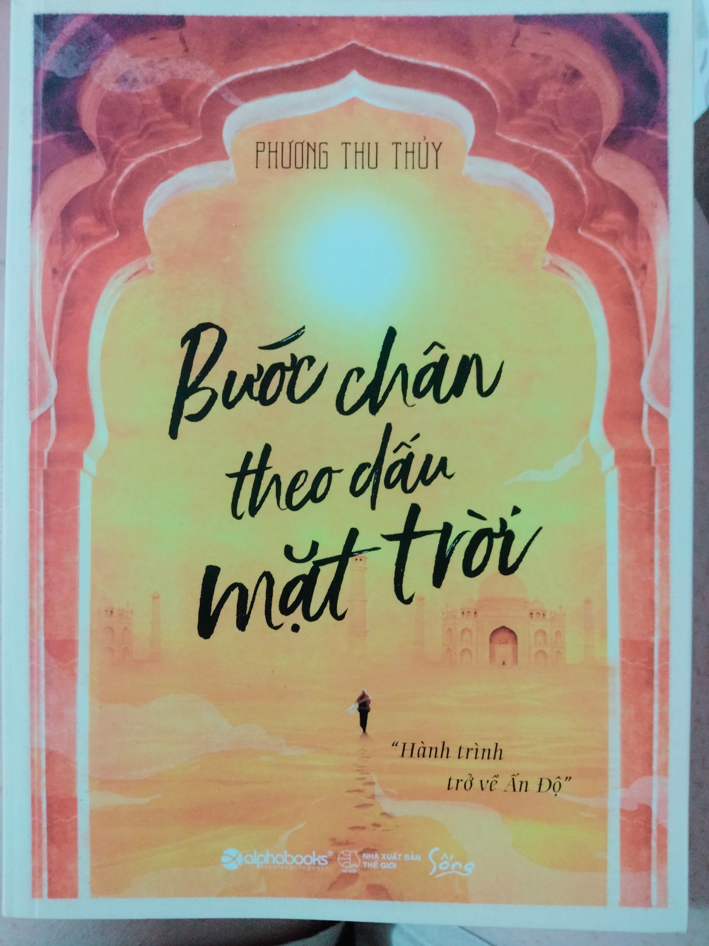 nội dung nhẹ nhàng như thước phim. rất thích văn phong mộc mạc của tác giả. sách hơi nhăn gáy