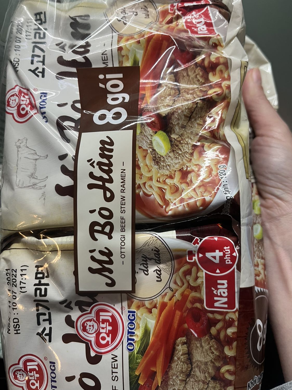 Tiki giao hàng nhanh, đóng gói cẩn thận.
Mì khá ngon, sợi to, dai và ít hẳn mùi dầu, ko như các loại mì khác.
Gói mì to gấp rưỡi loại mì ăn liền thông thường.
Mì này sẽ lâu nhừ hơn nên cần đun kỹ hơn một chút so với cách nấu mì thông thường, nếu không sợi mì sẽ bị sượng.