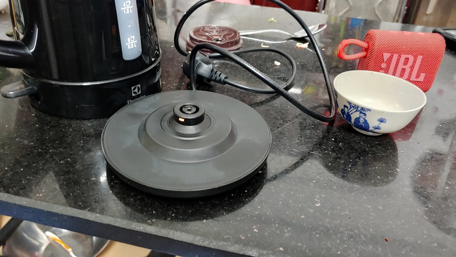 Sản phẩm cầm chắc tay, bên trong hộp đóng gói rất kỹ càng. Đặc biệt phần miệng bình (nơi rót nước) có 1 miếng lưới lọc trông rất ok. Mới dùng được 2 ngày, còn độ bền thì phải để thời gian chứng minh