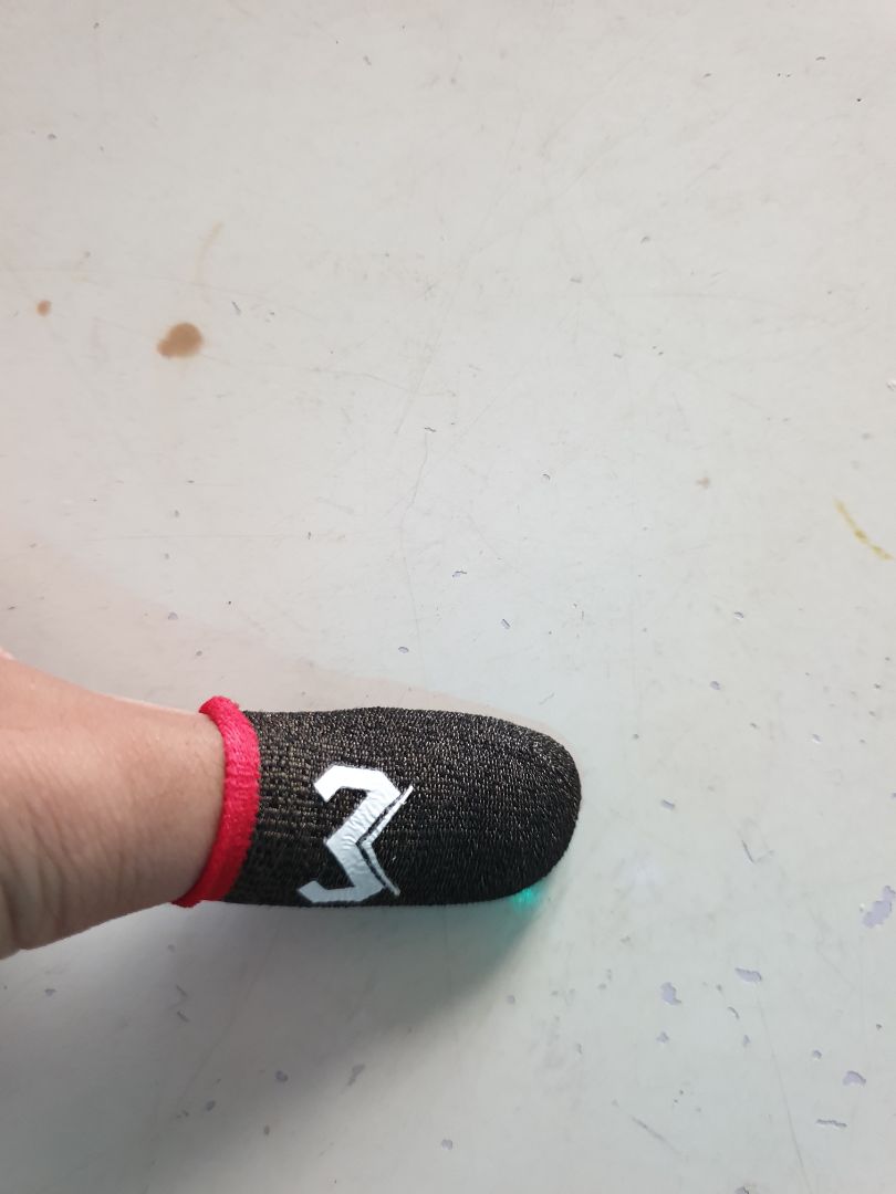 đeo không được thoải mái cho lắm, cảm ứng không nhạy hơn so với bình thường là bao nhiêu, ưu điểm là giao hàng nhanh gọn lẹ.mặt găng ko được mịn nên dễ gây xước điện thoại.