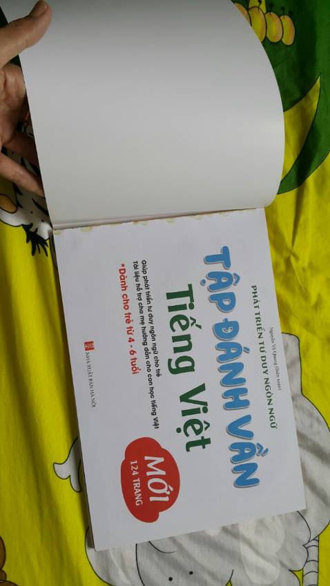 Nội dung sách bắt mắt đẹp nhưng đóng sách thì ôi thôi vừa mở ra là bìa bung đằng bìa sách đi đằng sách. Mình sợ cho Bé học được mấy bữa sẽ rơi ra từng trang. ... Đề nghị nhà cung cấp xem lại kỹ trước khi giao hàng.