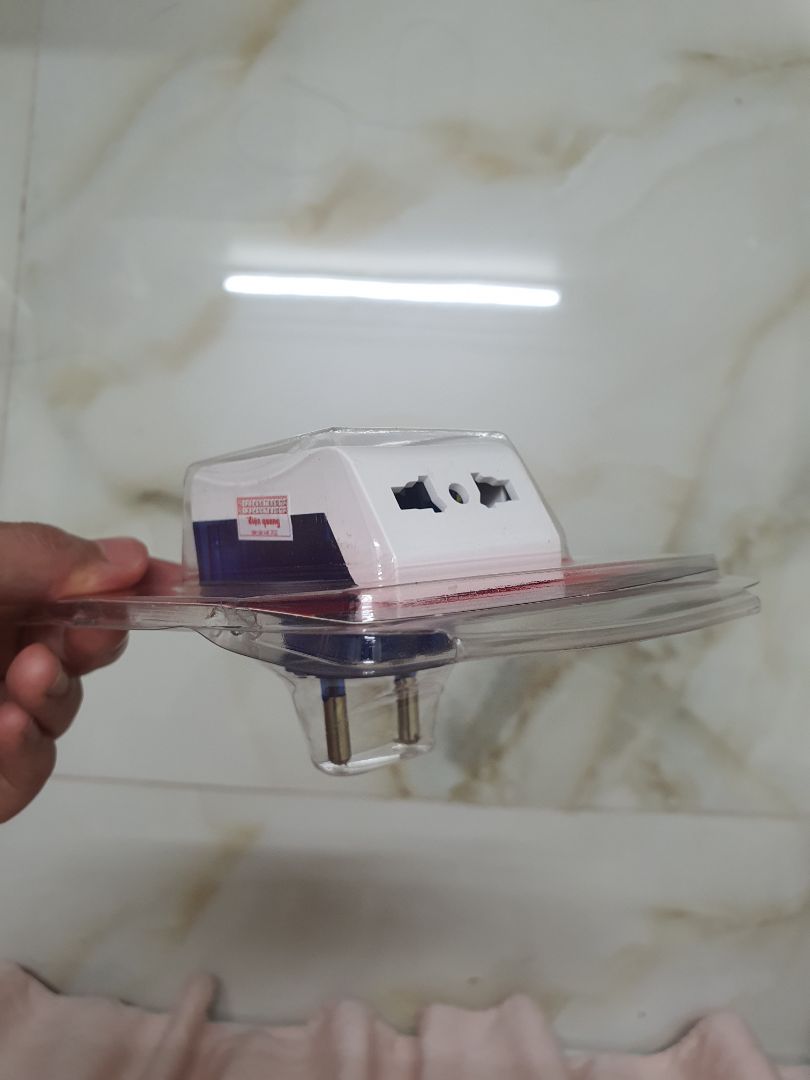 1 nhược điểm là vì kích thước lớn nên nếu cắm vào ổ cắm đôi trên tường thì ổ đó sẽ bị vướng và ổ 2 không dùng được (như ảnh)