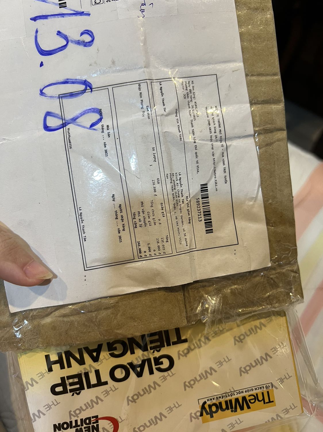 Treo đầu dê bán thịt *** à?
Mình đặt sách “ Nhập Môn phong thủy”, thanh toán online 238.000
Tiki giao sách Tiếng Anh giao tiếp ( như hình đính kèm)
Bó tay
Đề nghị shop liên hệ giải quyết gấp.
Cực kì thất vọng với Tiki