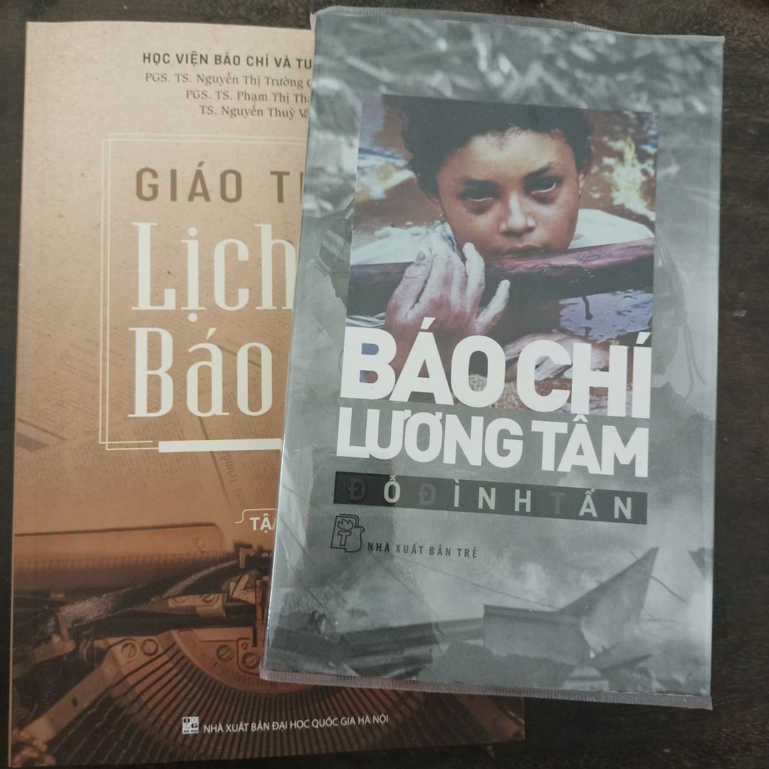 sách có bìa dẻo bao lại rất chắc chắn. Bìa cứng, giấy tối màu bảo vệ mắt. Chất lượng tuyệt vời ???