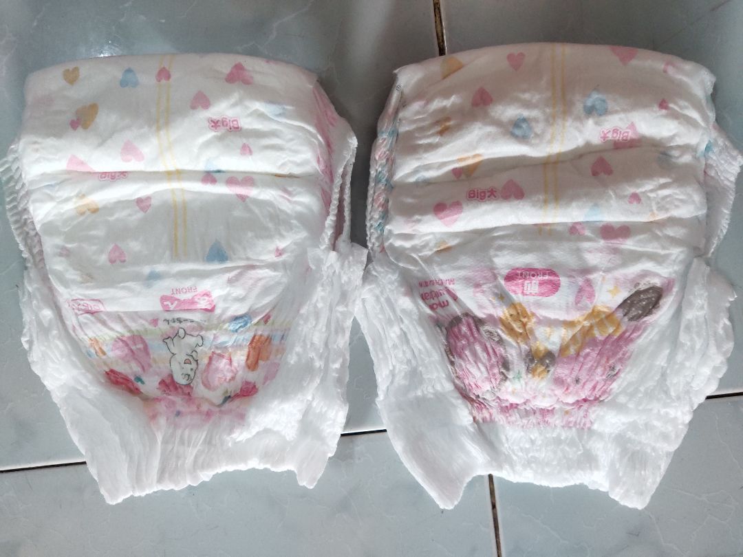 Ngày in trên bao bì là tháng 6/2021 nhưng bao bì nhìn cũ, bụi. Miếng tã mỏng và nhỏ hơn so với tã cũ cùng hiệu, cùng loại, cùng size bé đang dùng.
