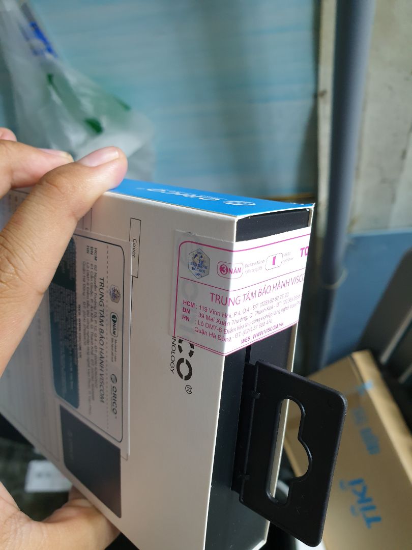 Tem đầy đủ, hôp cũng chắc chắn dễ dùng, có tặng kèm đệm bên trong.
Tiki Trading nên cũng an tâm phần nào.