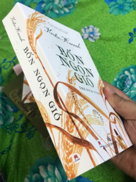 Rất thích tiểu thuyết Sơn Ca Vẫn Hót của tác giả này nên tiểu thuyết Bốn Ngọn Gió vừa được lên kệ là tôi rước em ấy về nhà luôn. Một tiểu thuyết tráng lệ về tình yêu, lý tưởng sống, lòng dũng cảm và niềm hy vọng. 

Đối mặt với sự khốc liệt của thiên nhiên hay bỏ lại tất cả để đi cư đến vùng đất mới để tìm kiếm một tương lai tươi sáng hơn? Nơi đâu cũng có muôn vàn khó khăn và thử thách. Dám hay không dám? 

“Chúng ta tìm thấy sức mạnh từ chính nỗi tuyệt vọng mà ta buộc phải gánh chịu. Chúng ta sẽ trở nên kiên cường.”

Tiki giao siêu tốc. Sách mới tinh, nguyên sealed.