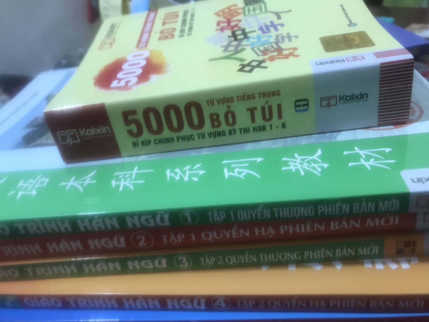 6quyển giáo trình với quyển 5000 từ vựng thì không sao, quyển ngữ pháp thì rách tem,quyển 999 lá thư thì bị lỗi ở mép bìa