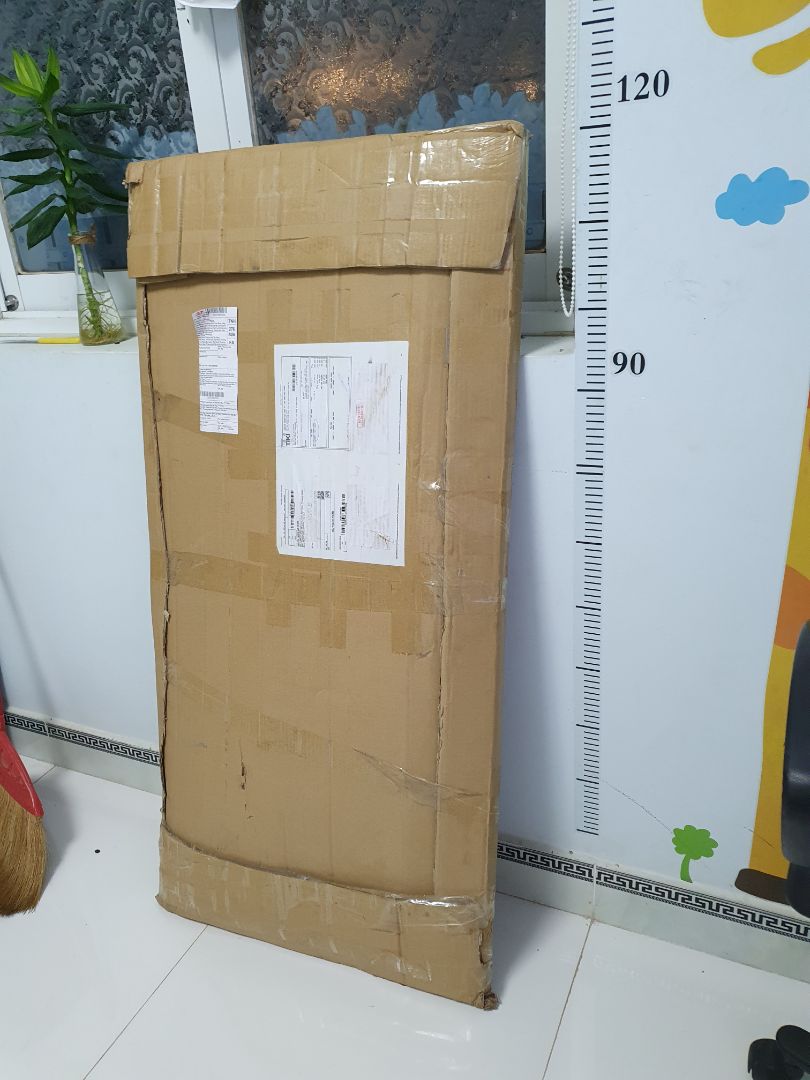 Mọi thứ đều hoàn hảo cho đến khi 1 góc bàn bị móp do vận chuyển, có lẽ lần sau ship hàng, shop nên bọc cạnh góc lại, đau lòng quá vì nó lẽ ra đạt 100đ cơ 😔