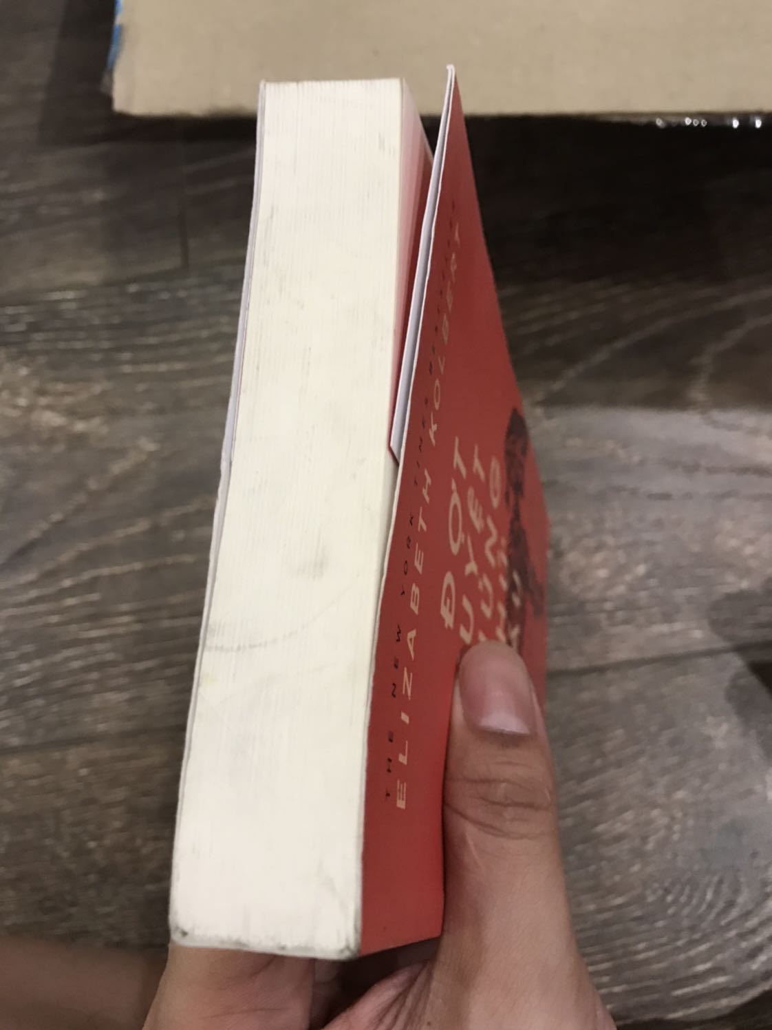 Mình đặt sách tối chủ nhật, sớm t2 là giao hàng. Ghi nhận vì mình đặt một lúc nhiều sách. Các quyển mới thì chất lượng từ tb đến tốt tuy nhiên riêng quyển “Đợt tuyệt chủng thứ 6” chất lượng rất tồi.
Tôi nghĩ tiki đã giao sách cũ cho tôi, sách cong, giấy cũ, có dấu hiệu ố vàng.
Đọc sách giấy khác ebook ở chỗ trải nghiệm lật dở từng trang sách, ngửi mùi giấy mới - tôi hoàn toàn ko có trải nghiệm này.
Đề nghị tiki đổi sách mới và cải thiện lại chất lượng quản lý hàng tồn kho