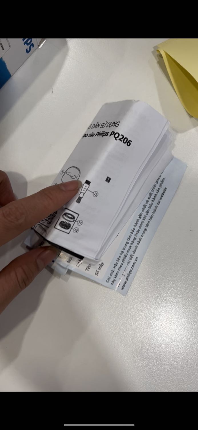 Chả biết phải chính hãng ko mà k có nổi cái seal hay cái keo dán nắp hộp, khui hàng ra thấy hộp tệ vô cùng vì nhét bừa phiếu bảo hàng vô làm đóng hộp k kín nổi, lại còn xếp đại cái phiếu bảo hành và hdsd trông phát gớm rồi nhét vào hộp. K gấp nổi tử tế ngay ngắn hay sao í, mua tặng mà nhìn như đồ xài rồi k dám tặng luôn. Chừa k dám mua lần 2