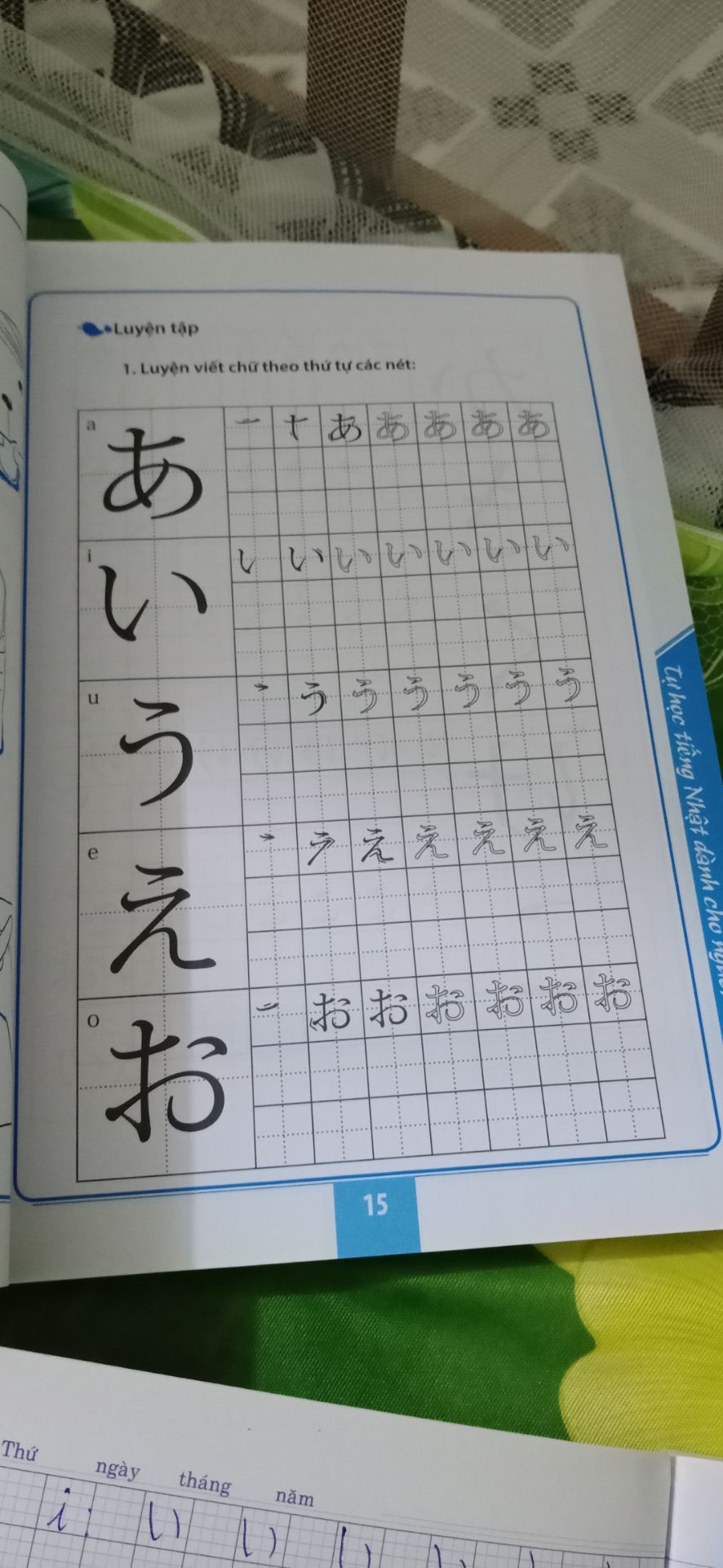 trong sách " bạn hãy nghe bài nghe" vậy sách k có kèm đĩa nghe ak.. vậy lấy gì để nghe..3 sao thôi nhé..còn lại ok..