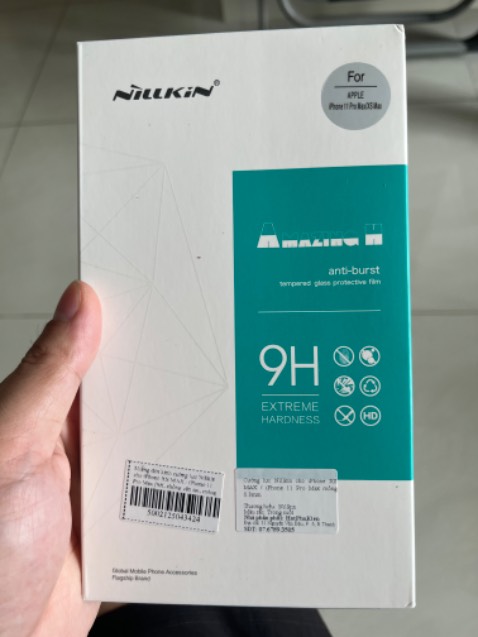 Miếng dán trong suốt không có viền. Được tặng thêm miếng dán mặt lưng và phụ kiện để dán.