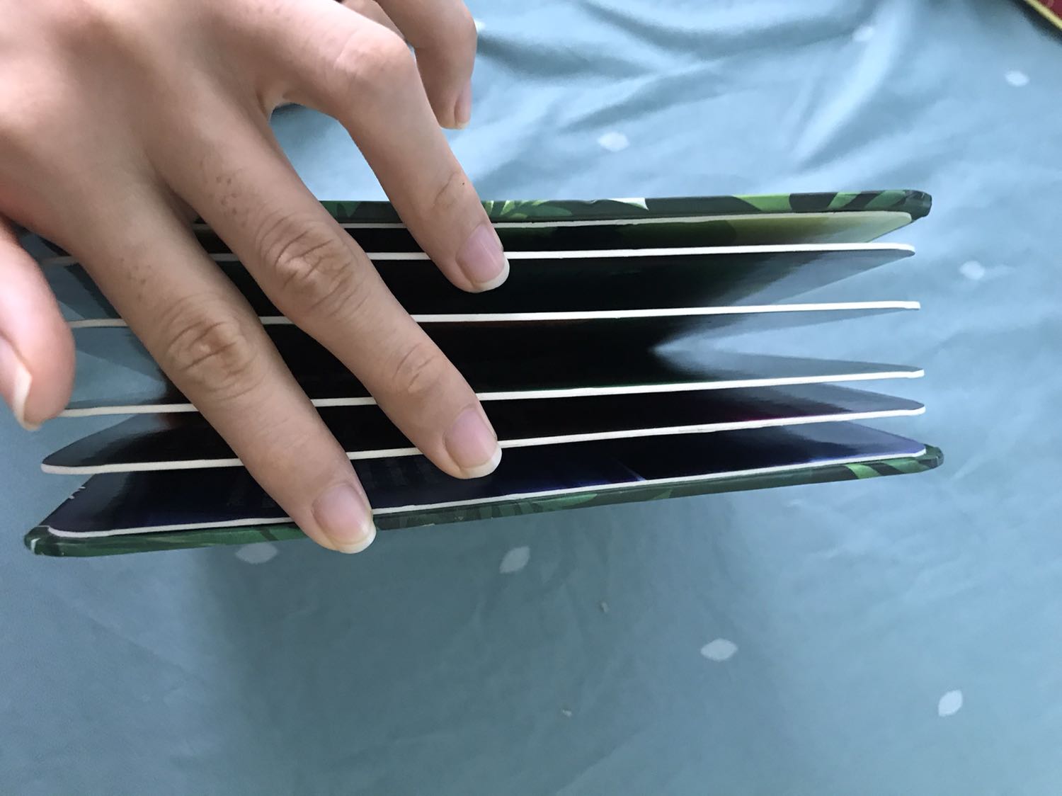 Sách khá dày dặn, màu cũng rất đẹp, kích thích khả năng xúc giác của trẻ. Tuy nhiên sách khá ít trang, vì chất liệu tốt nên giá thành hơi cao, nội dung trong ảnh ko dc đa dạng lắm nên trẻ đọc nhanh chán