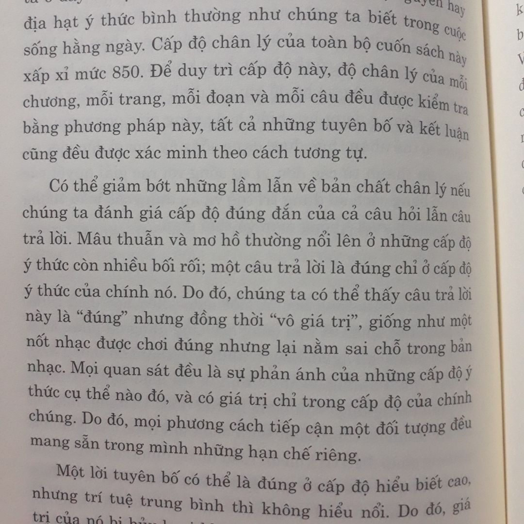 mình đặt hàng ngay đợt giãn cách nên đợi hơi lâu. mà Tiki giao cho mình từ giữa T9 rồi, giờ mới xác nhận giao hàng thành công cho mình. Còn về sách thì shop đóng gói rất đẹp và chắc chắn, ngoài màng bọc nilong ở ngoài sách thì có thêm 1 miếng xốp nữa. Nội dung vài chương đầu hơi khó với mình nhưng về sau thì dễ hiểu hơn. Sách giúp mình hiểu thêm về trường năng lượng của bản thân và xung quanh, dù chỉ một vật hay 1 tác động nhỏ cũng có thể ảnh hưởng đến cơ thể và sức khỏe của chúng ta. Mình đọc xong hết quyển rồi, chắc phải đọc thêm lần 2 lần 3 mới hiểu được kiến thức trong quyển sách và áp dụng vào cuộc sống. Mọi thứ đều ổn áp và xứng đáng 5sao. Chỉ duy nhất sách dễ bị bung giấy, mình cầm nhẹ nhàng nâng niu lắm mà bị rách cả 1 xấp gần 20 tờ huhu, hy vọng lần sau nhà xuất bản sẽ cải thiện hơn ạ. mình đặt hàng ngay đợt giãn cách nên đợi hơi lâu. mà Tiki giao cho mình từ giữa T9 rồi, giờ mới xác nhận giao hàng thành công cho mình. Còn về sách thì shop đóng gói rất đẹp và chắc chắn, ngoài màng bọc nilong ở ngoài sách thì có thêm 1 miếng xốp nữa. Nội dung vài chương đầu hơi khó với mình nhưng về sau thì dễ hiểu hơn. Sách giúp mình hiểu thêm về trường năng lượng của bản thân và xung quanh, dù chỉ một vật hay 1 tác động nhỏ cũng có thể ảnh hưởng đến cơ thể và sức khỏe của chúng ta. Mình đọc xong hết quyển rồi, chắc phải đọc thêm lần 2 lần 3 mới hiểu được kiến thức trong quyển sách và áp dụng vào cuộc sống. Mọi thứ đều ổn áp và xứng đáng 5sao. Chỉ duy nhất sách dễ bị bung giấy, mình cầm nhẹ nhàng nâng niu lắm mà bị rách cả 1 xấp gần 20 tờ huhu, hy vọng lần sau nhà xuất bản sẽ cải thiện hơn ạ.