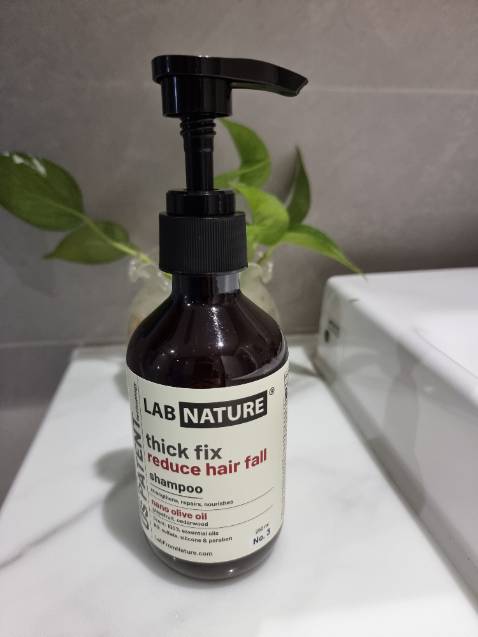 Mùi thơm dễ chịu. Mượt mềm tóc. Hơi lỏng. Giá hơi cao so với dung lượng và độ đặc.