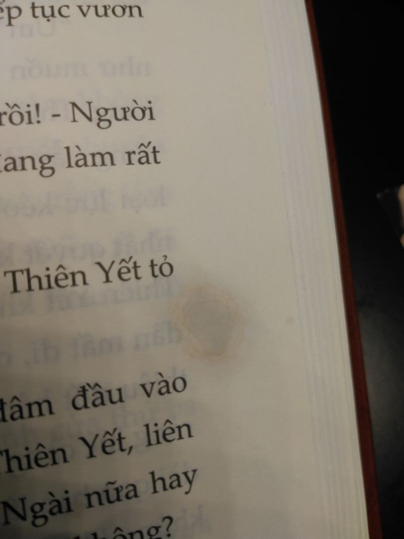 Sách giao lâu, có vết mốc và sai nhiều lỗi ? Về nội dung thì hơi trớt quớt, tác giả xử lí được những vấn đề trong các quyển trước nhưng lại chưa được triệt để.