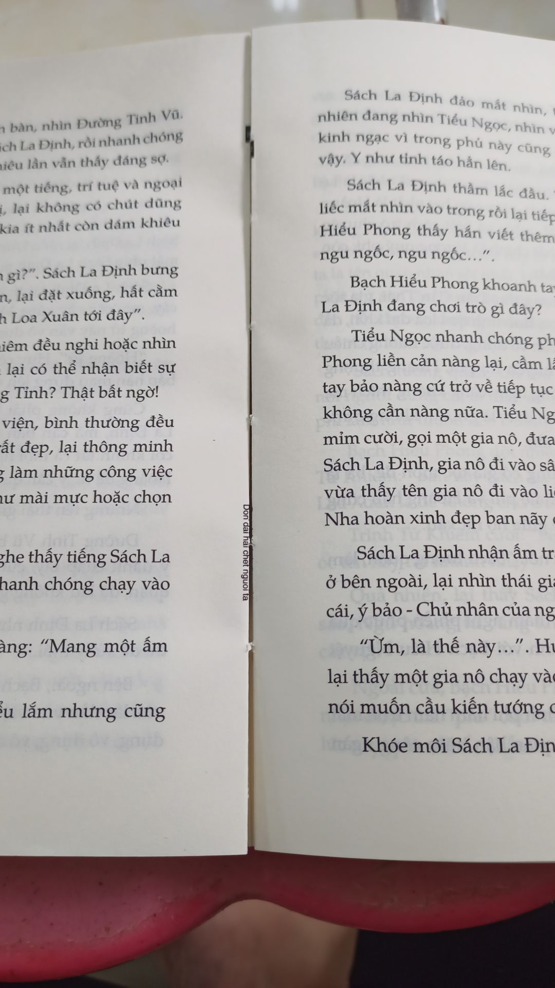 Trước hết truyện siêu hài, siêu đáng yêu, giá cũng siêu yêu nên mình đánh giá 5 ⭐. Tuy nhiên truyện lúc mình mua có màng bọc nhưng mà không hiểu sao mới đọc nó đã bị bong keo như vậy nên mình quyết định đánh giá 3⭐thôi. Xô đi bù lại mình đánh giá toàn bộ là 4⭐.