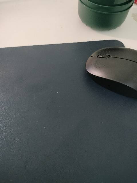 Dễ dễ Di chuột trơn láng dùng rất thích. Thảm da rộng nên mình để được cả máy tính lót chuột và nhiều thứ khác nữa. Ship hàng nhanh và nhà bán phục vụ tốt