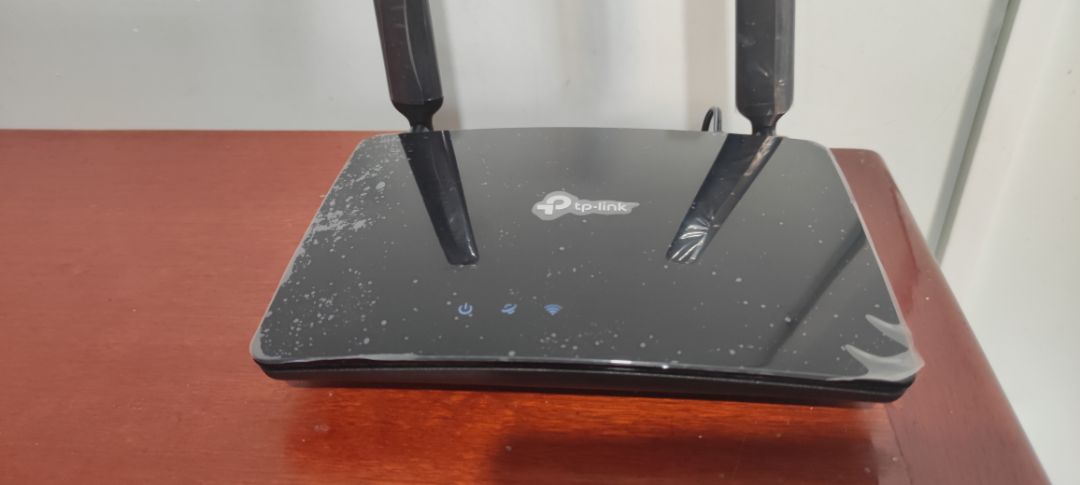 Giao hàng ổn, đóng gói hơi sơ sài, hộp bị móp méo vài góc. Hàng chất lượng, cắm sim, cắm điện vào là chạy tốt. Nơi mình ở sóng 4G khá yếu nhưng vẫn chạy mượt, ok!