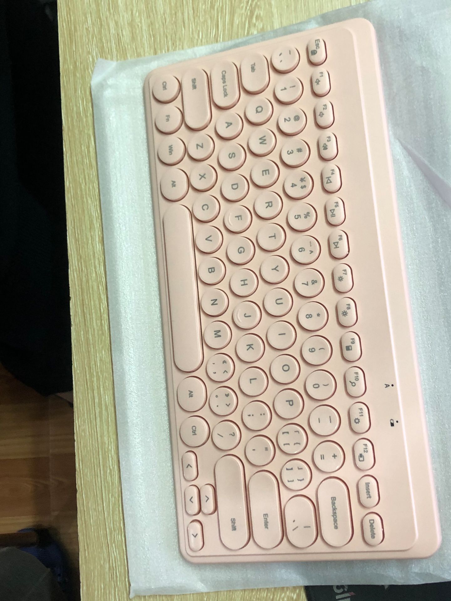 nhận hàng về mình bất ngờ luôn, màu đẹp quá , phím nảy và êm.mong nó sẽ bền