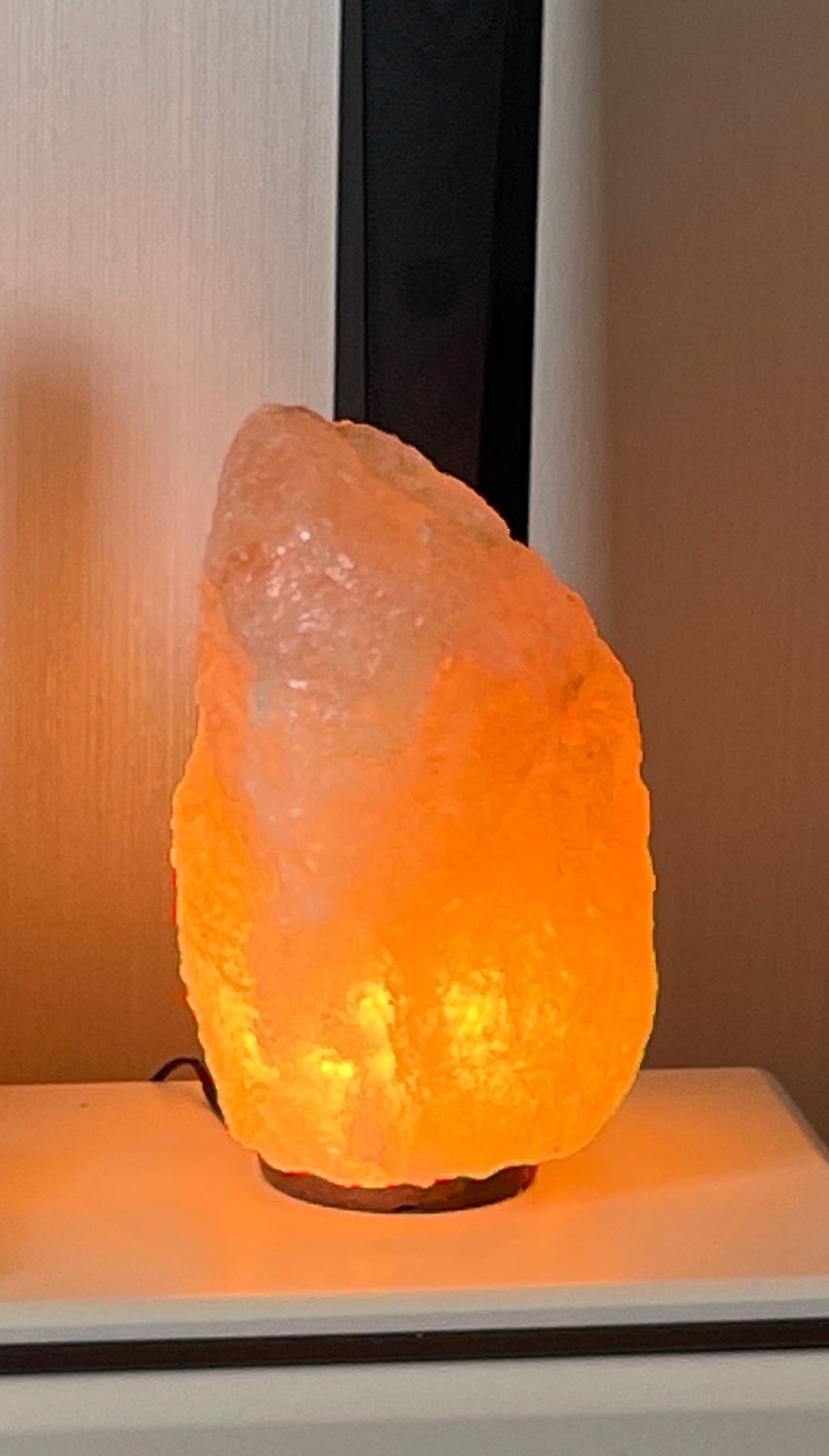 Đèn tạm ổn, nặng 17.55kg. Khi không bật đèn thì đá muối màu nhạt, nhìn không đẹp mắt cho lắm. Bật đèn lên thì nhìn ok