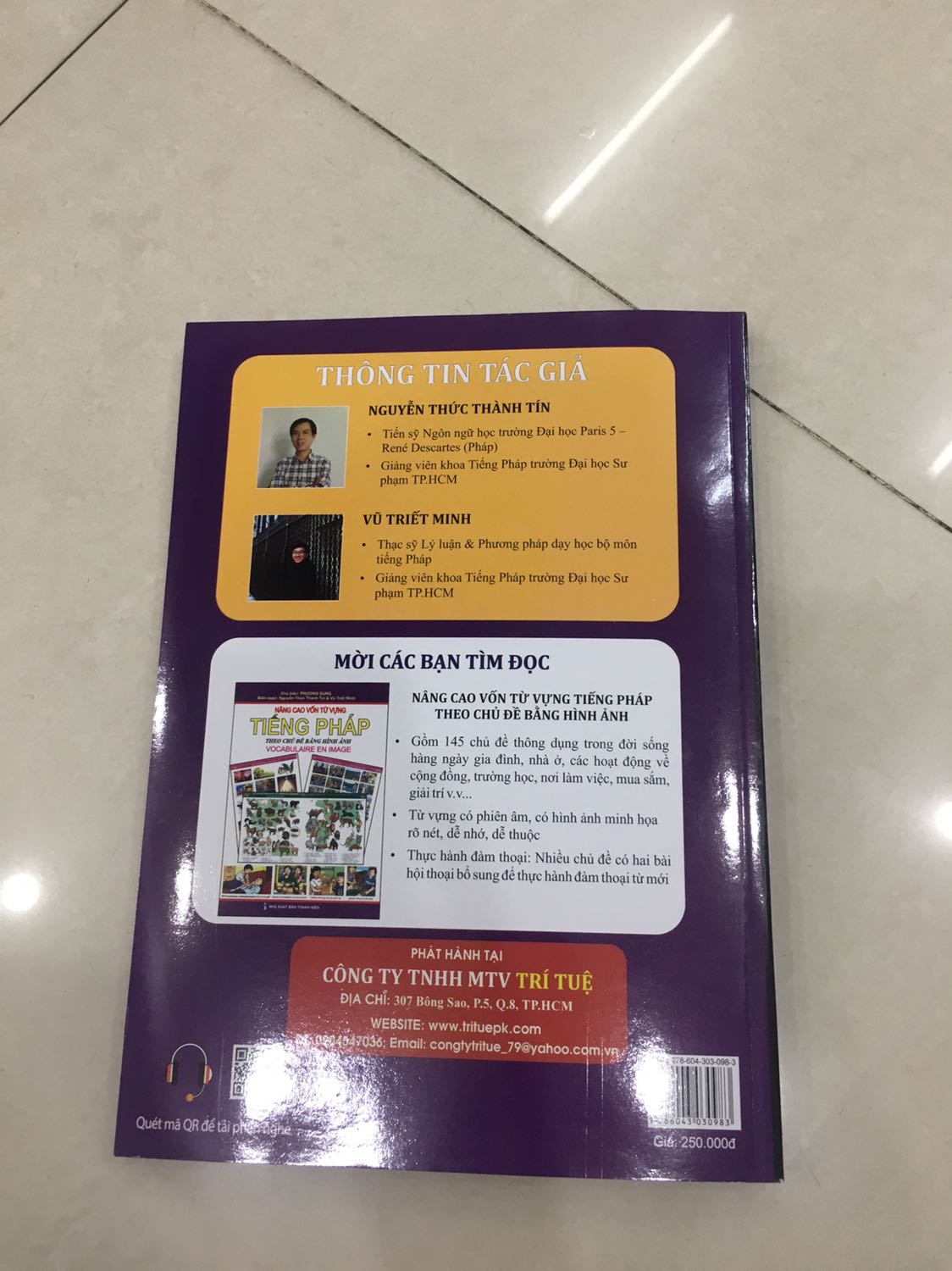 Sách có nguồn tài liệu phong phú và điểm mình thích nhất là các bài được sắp xếp theo thème. Sách có bao gồm mã QR để lấy file nghe cũng như có transcription và đáp án ở phần cuối. 

Về phần trình bày thì theo mình là cách layout với cách in hơi xấu tí :))) nhưng được cái giá thành rẻ hơn sách của Pháp nên thôi cũng đáng đồng tiền bát gạo. ?? 

Anyway, tác giả là idol mình nên mình vẫn ủng hộ idol nha :)))