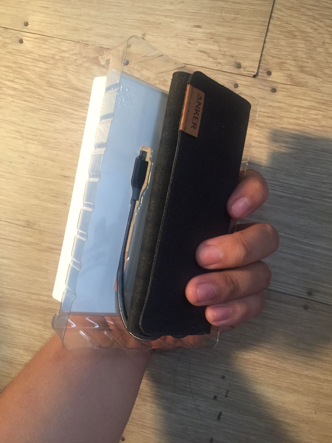 Sản phẩm sale nên giá rất rẻ, sợi dây chắc chắn, các bạn nhớ cào lớp mã ra và check trên trang chủ anker nhé. Tiki giao hàng nhanh, mình đặt tiki now 9g sáng nhận sản phẩm trên tay rồi. Nói chung là hài lòng.