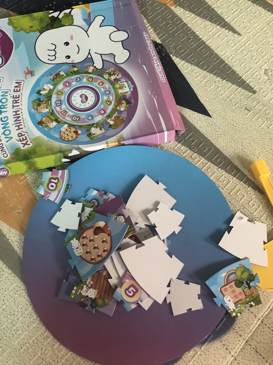 Quà tặng là chiếc đồng hồ thông minh của bobby nhưng mình thấy sản phẩm ko giá trị  số tiền như quảng cáo khá thất vọng vì quà tặng . Giao hàng của tiki thì khá nhanh . Mình thấy moony quảng cáo là được tặng quà là cửa hàng đồ chơi tự động