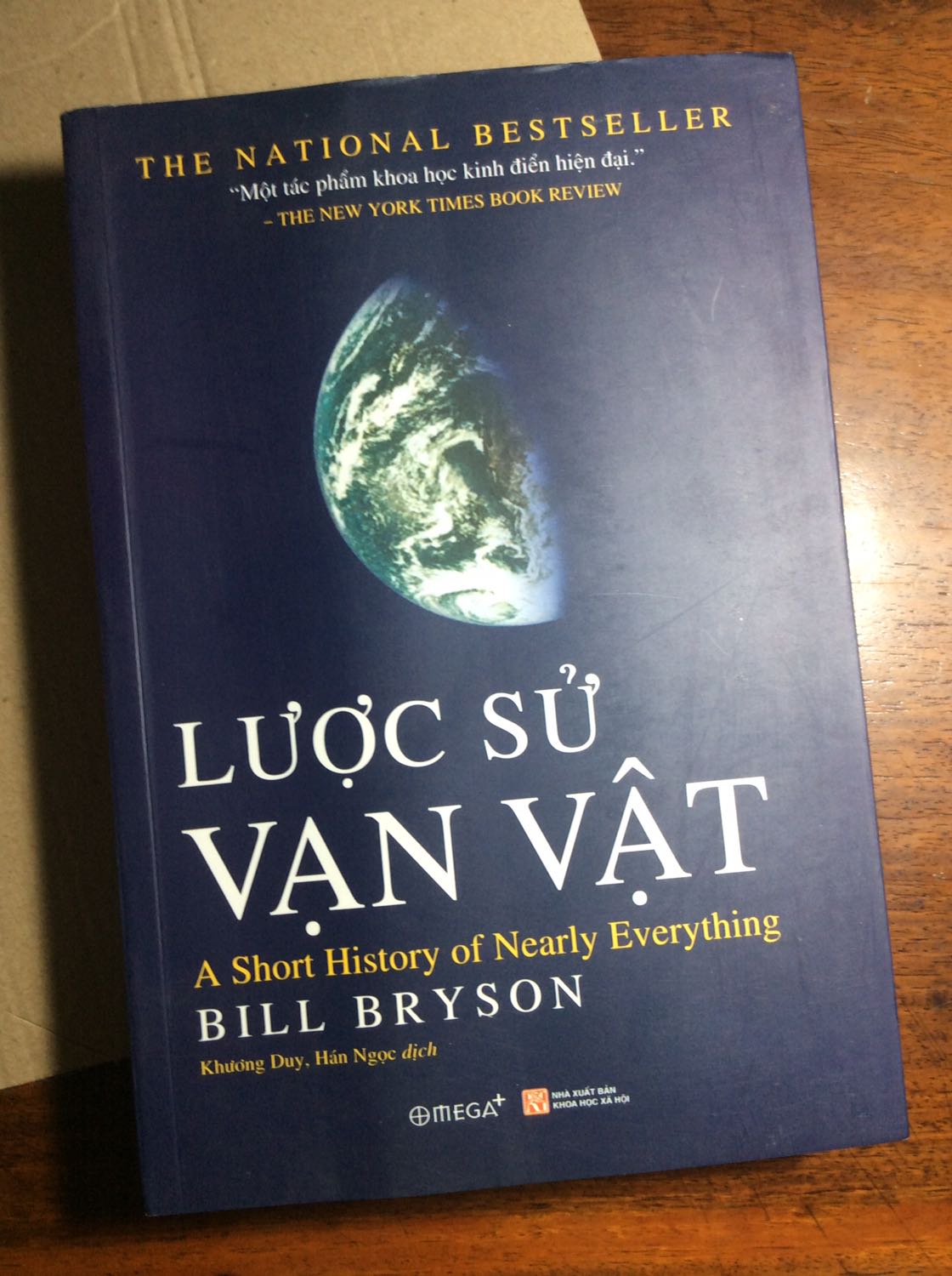 Sản phẩm có chút lỗi nhưng đối với hàng sale thì chất lượng tốt rồi. Một cuốn sách đáng đọc, vì tâm huyết của một người vốn không biết gì về thế giới, nỗ lực để tìm hiểu về thế giới, miẹt mài trong 3 năm trời để viết ra một cuốn sách súc tích lẫn nội dung và cảm xúc. Cuốn sách không hề khô khan, bạn sẽ được dòng tâm huyết của tác giả cuốn đi trước sự hình thành của vạn vật từ vũ trụ bao la nảy sinh từ hư vô cho đến ngôn nhà xanh thân yêu Trái Đất của chúng ta