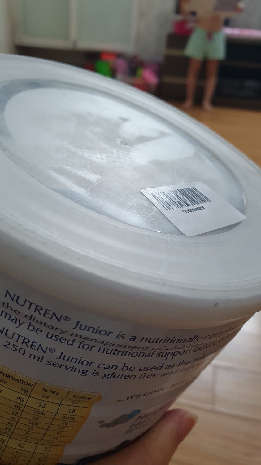 Tôi mua 2 hộp sữa thì 1 hộp tình trạng bề ngoài không được mới. Thân hộp bị trầy xước, viền đáy hộp bị gỉ sét, trên nắp hộp không có tem thông tin sản phẩm mà còn có vết giày bẩn in trên nắp nhựa của hộp. Tuy date vẫn còn đến ***. Nhưng bề ngoài sp như vậy khiến tôi không hài lòng. Tôi mua 2 hộp sữa thì 1 hộp tình trạng bề ngoài không được mới. Thân hộp bị trầy xước, viền đáy hộp bị gỉ sét, trên nắp hộp không có tem thông tin sản phẩm mà còn có vết giày bẩn in trên nắp nhựa của hộp. Tuy date vẫn còn đến ***. Nhưng bề ngoài sp như vậy khiến tôi không hài lòng.