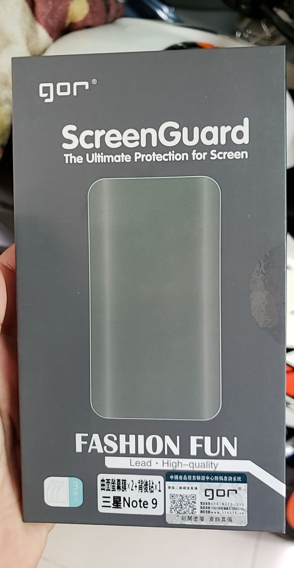 Miếng dán dẻo ôm sát cạnh cong của máy nhưng chưa full hết màn hình vẫn còn hở 1 tí. Hộp có 4 miếng, 2 dán trước, 1 sau trong và 1 vân carbon, dụng cụ hỗ trợ đầy đủ. Tuy nhiên cần thao tác thật tỉ mỉ để dán đẹp tránh bị lệch và nổi bóng khí. Nhìn chung sản phẩm rất đáng tiền và tốt trong tầm giá!