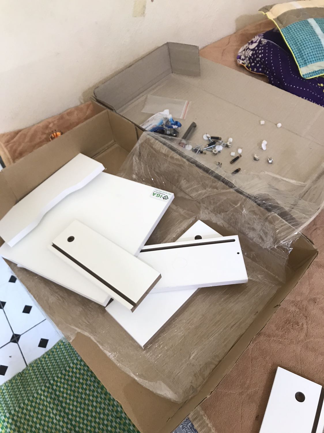 Sản phẩm ok. Khi lắp nên chú ý vắt vít bản lề ở tờ hướng dẫn số 14 trước. Vì lỗ ở vị trí đó khoan nông nên khi lắp hết vào rồi vắt vít bản lề hơi khó. Lắp xong nổi 2 cục mụn nước :(((