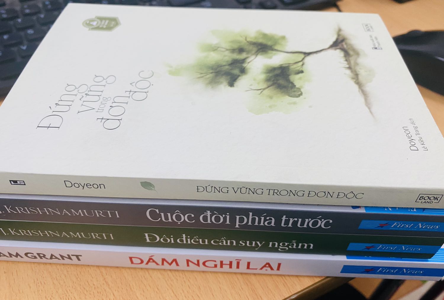 giao hàng nhanh ạ. Tuy nhiên bị vài vết bẩn nhẹ nhưng ko sao, cái mình cần là nội dung của cuốn sách