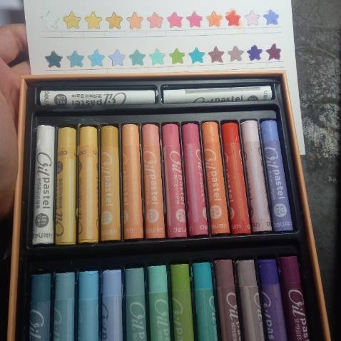 Mua xong chỉ tự hỏi sao bản thân mình không mua loại 48 màu thôi hehe