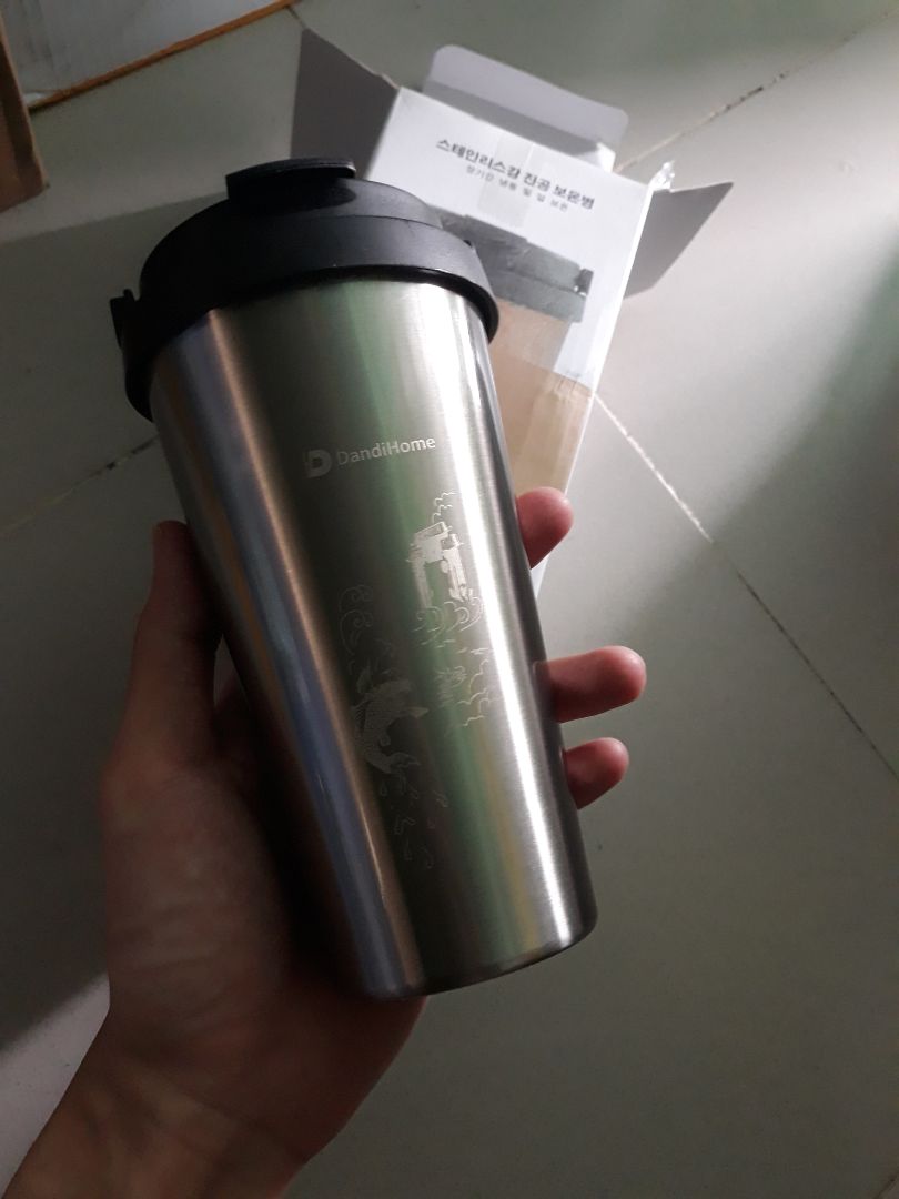 Sản phẩm rất đẹp, sáng bóng,. u là chời đáng mua laem nha mn, mua nhanh kẻo sắp hết. Ly giữ nhiệt bên ngoài thấy nhiều chữ Hàn quốc lắm có vẻ hàng này chuyên đi xuất khẩu sang Hàn. sản xuất tại Trung quốc. có xuất xứ rõ ràng. gửi lời cám ơn vì sự nỗ lực giao hàng của anh tài xế.