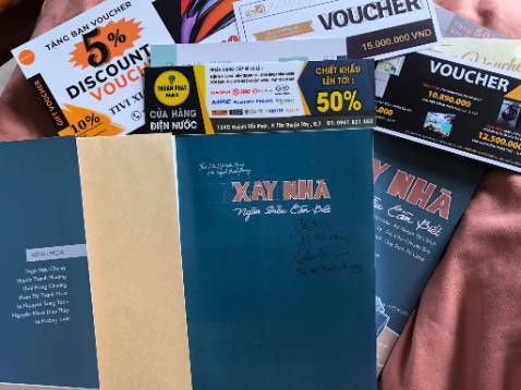 Được một người bạn giới thiệu, mình tò mò mua thử. Chưa đọc hết nội dung nhưng có những điểm khiến mình cực kì hài lòng với số tiền bỏ ra.
- Chất lượng in ấn rất tốt, full màu, trình bày khoa học, dễ tiếp cận.
- Tác giả và nhà xuất bản rất có tâm, mỗi quyển khi giao đều được đóng gói cẩn thận trong hộp cứng, có chữ kí của cả 2 tác giả. Mua sớm còn được nhận rất nhiều voucher hấp dẫn.
- Quyển sách này mình còn thấy phù hợp để chia sẻ, làm quà tặng, cả về nội dung lẫn chất lượng của món quà. (mình đã mua 2 quyển làm quà tặng)
- Về nội dung, với 1 người không có chuyên môn kiến trúc như mình vẫn có thể dễ dàng đọc hiểu, tin rằng khi đọc hết sẽ có được nhiều thông tin giá trị.